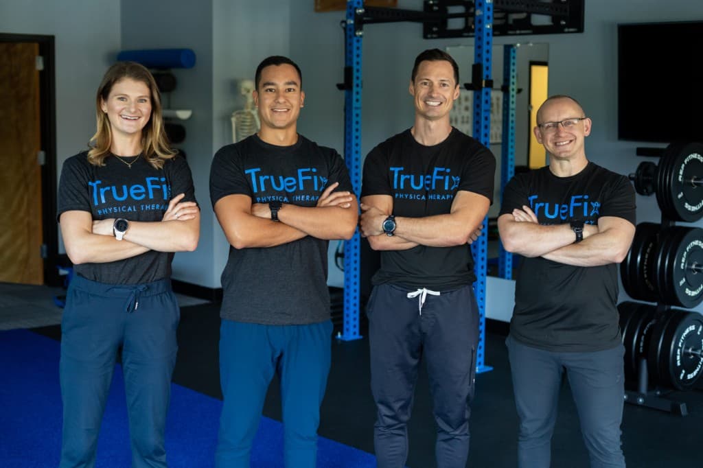 Команда реабилитологов и физиотерапевтов в тренировочном зале