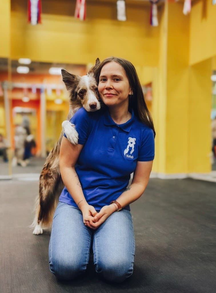 Кристина Шиш в футболке Vrehab с собакой мерль окраса